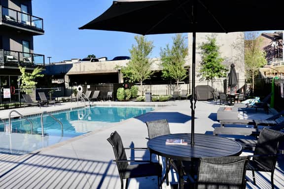 Honky Tonk Party Pad – Dolly | Luxury 2BR, Midtown